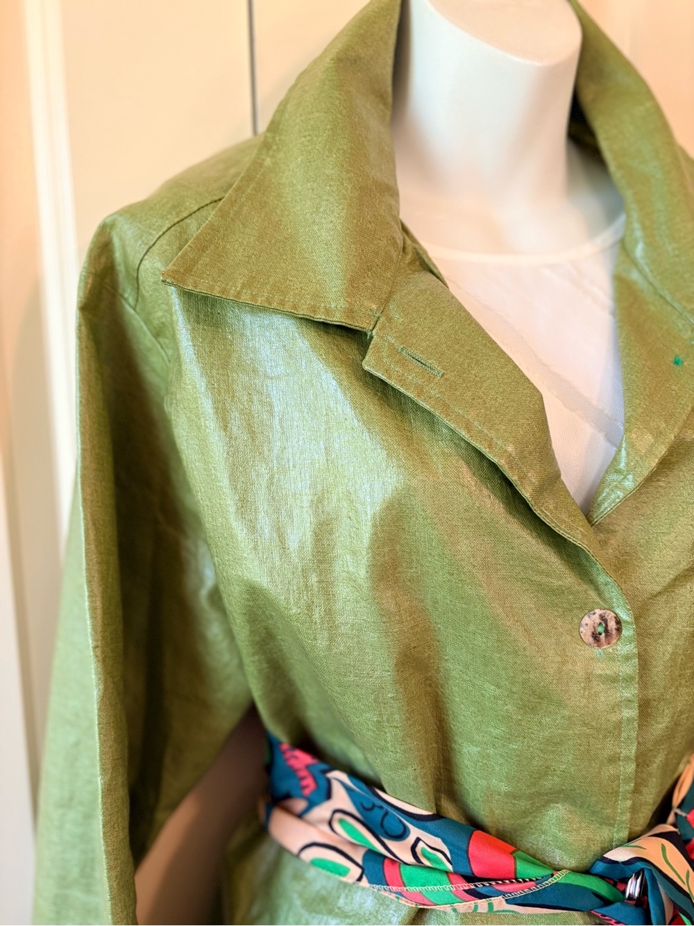 Lightweight Rain Jacket. Belt NOT included. Size L - Picture 2 of 6